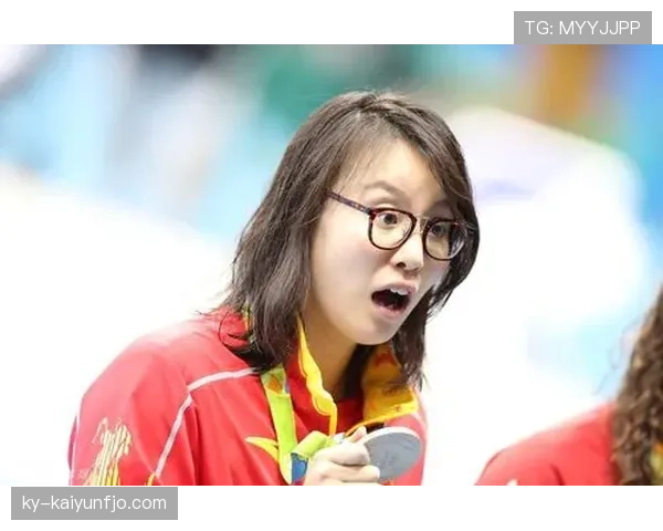 傅园慧直播随手掏出一张卡，后面的数字多得像天书，我在客厅数零钱尴尬笑出声